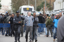 الشرطة تعتدي بالضرب على أبناء عائلة أبو سيف أثناء تنفيذ أمر الهدم 